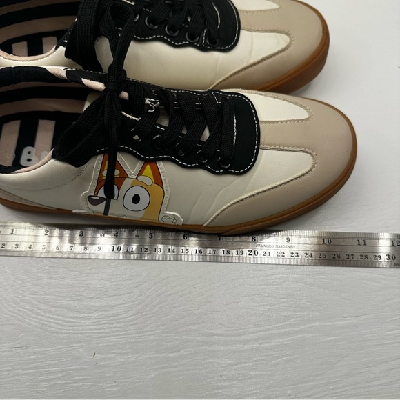 BLUEY Cartoon sneakers Bluey on 1 shoe and Bingo on the other runs large (9) - Picture 7 of 9